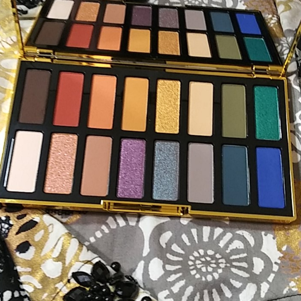 KAT VON D 10TH ANNIVERSARY EYESHADOW PALETTE - Picture 4 of 5